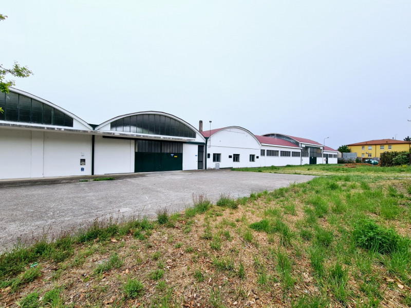 A Baone, proponiamo in locazione ampio capannone di circa 2800 mq, a indirizzo industriale, con p...