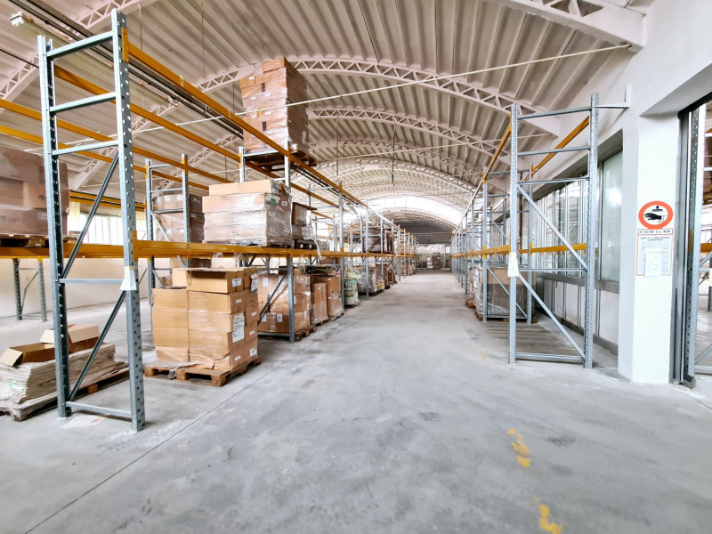 A Baone, proponiamo in locazione ampio capannone di circa 2800 mq, a indirizzo industriale, con p...