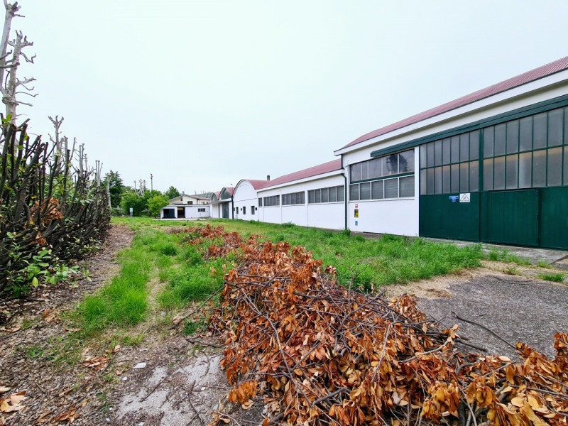 A Baone, proponiamo in locazione ampio capannone di circa 2800 mq, a indirizzo industriale, con p...