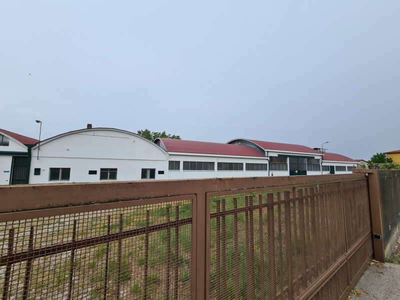 A Baone, proponiamo in locazione ampio capannone di circa 2800 mq, a indirizzo industriale, con p...