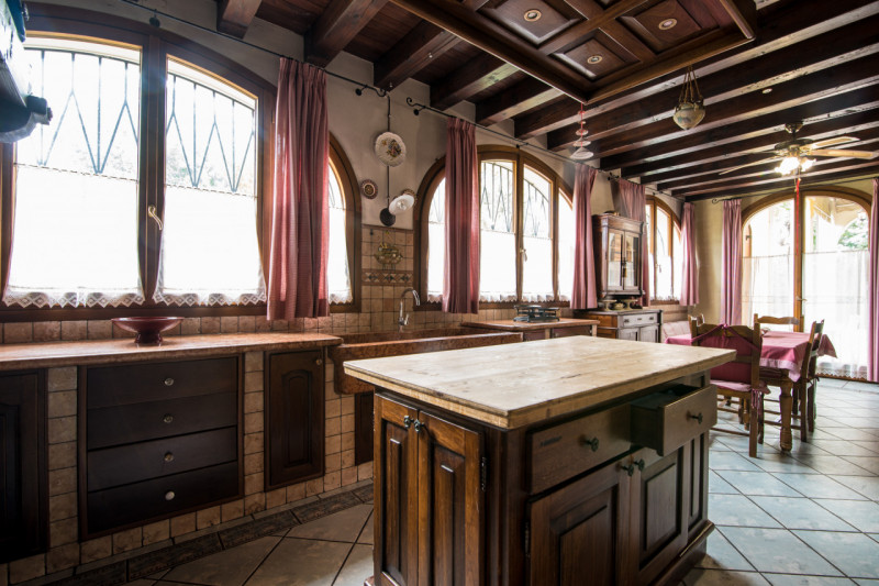 Prestigiosa Villa con Parco privato e Laghetto a Selvazzano Dentro. 
Immersa nella quiete di un p...