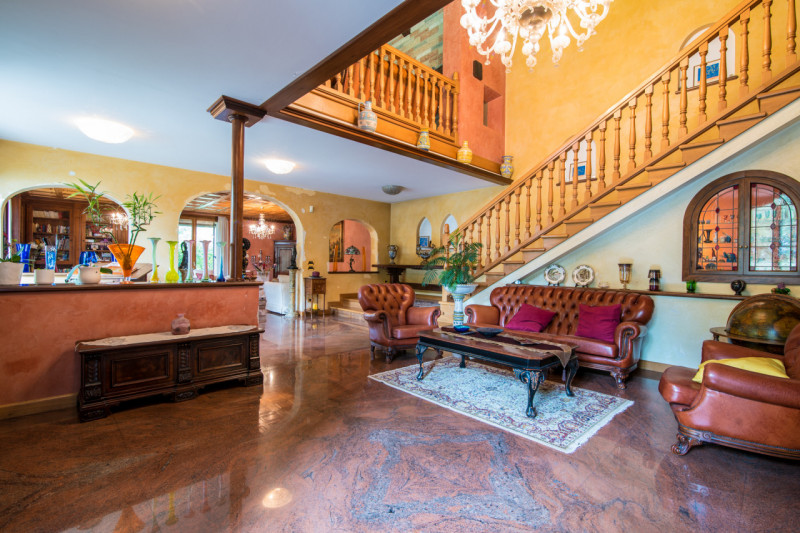 Prestigiosa Villa con Parco privato e Laghetto a Selvazzano Dentro. 
Immersa nella quiete di un p...