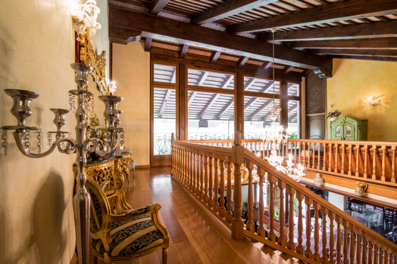 Prestigiosa Villa con Parco privato e Laghetto a Selvazzano Dentro. 
Immersa nella quiete di un p...