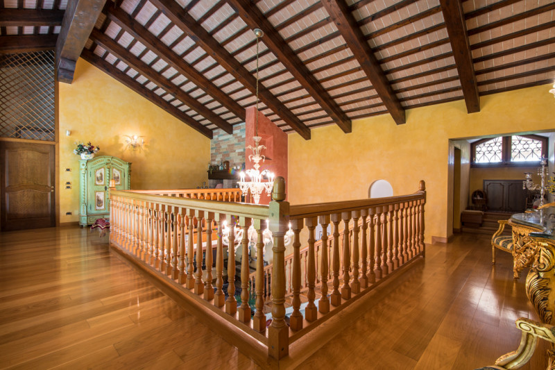 Prestigiosa Villa con Parco privato e Laghetto a Selvazzano Dentro. 
Immersa nella quiete di un p...