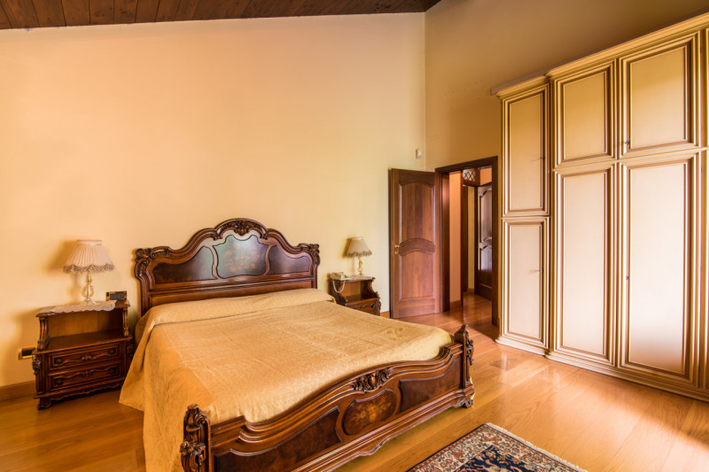 Prestigiosa Villa con Parco privato e Laghetto a Selvazzano Dentro. 
Immersa nella quiete di un p...