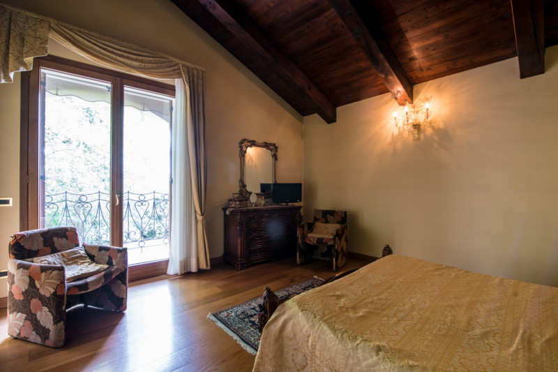 Prestigiosa Villa con Parco privato e Laghetto a Selvazzano Dentro. 
Immersa nella quiete di un p...