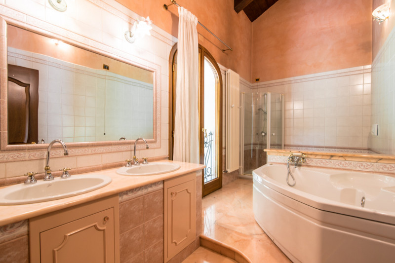 Prestigiosa Villa con Parco privato e Laghetto a Selvazzano Dentro. 
Immersa nella quiete di un p...