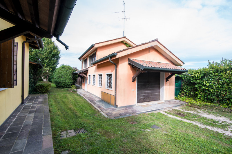 Prestigiosa Villa con Parco privato e Laghetto a Selvazzano Dentro. 
Immersa nella quiete di un p...