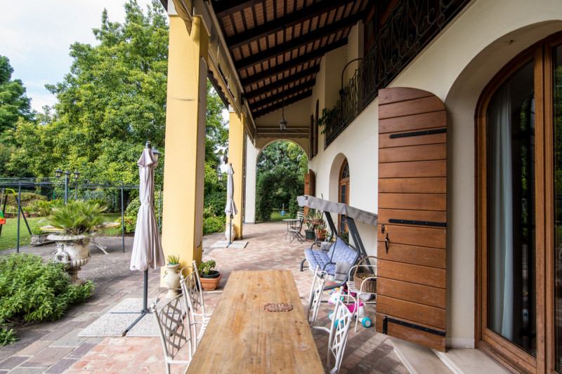 Prestigiosa Villa con Parco privato e Laghetto a Selvazzano Dentro. 
Immersa nella quiete di un p...