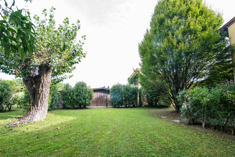 Prestigiosa Villa con Parco privato e Laghetto a Selvazzano Dentro. 
Immersa nella quiete di un p...