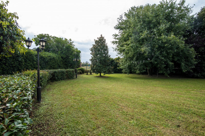 Prestigiosa Villa con Parco privato e Laghetto a Selvazzano Dentro. 
Immersa nella quiete di un p...