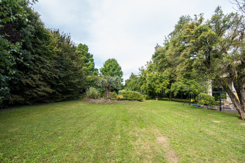 Prestigiosa Villa con Parco privato e Laghetto a Selvazzano Dentro. 
Immersa nella quiete di un p...