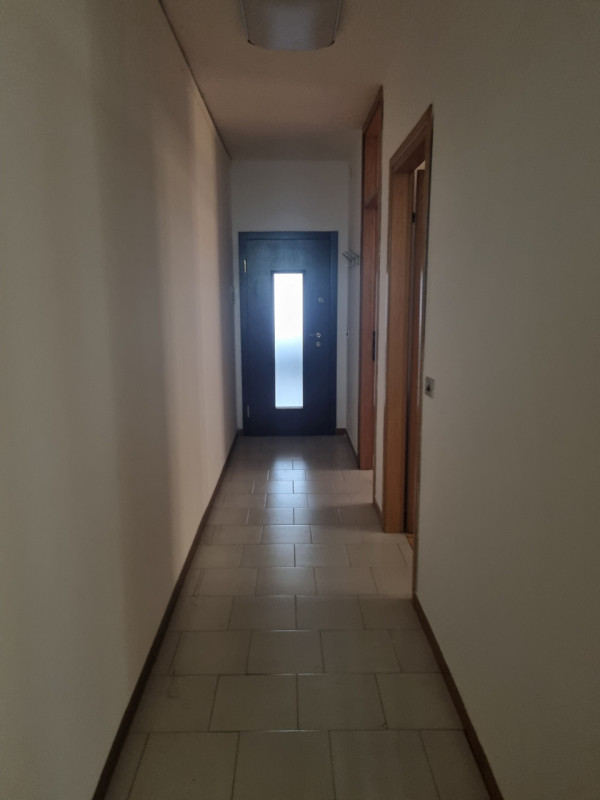 Situato nella storica e affascinante città di Este, proponiamo in vendita un delizioso appartamen...