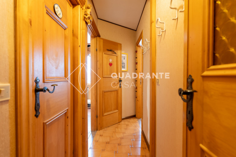 Scopri questo incantevole appartamento quadrilocale situato nel prestigioso Comune di Cortina d'A...