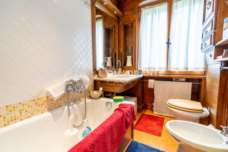 Scopri questo incantevole appartamento quadrilocale situato nel prestigioso Comune di Cortina d'A...