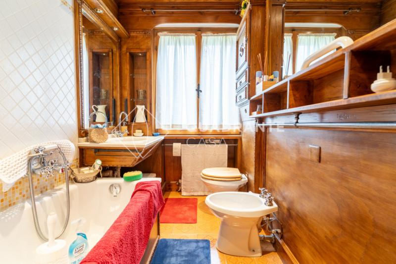 Scopri questo incantevole appartamento quadrilocale situato nel prestigioso Comune di Cortina d'A...