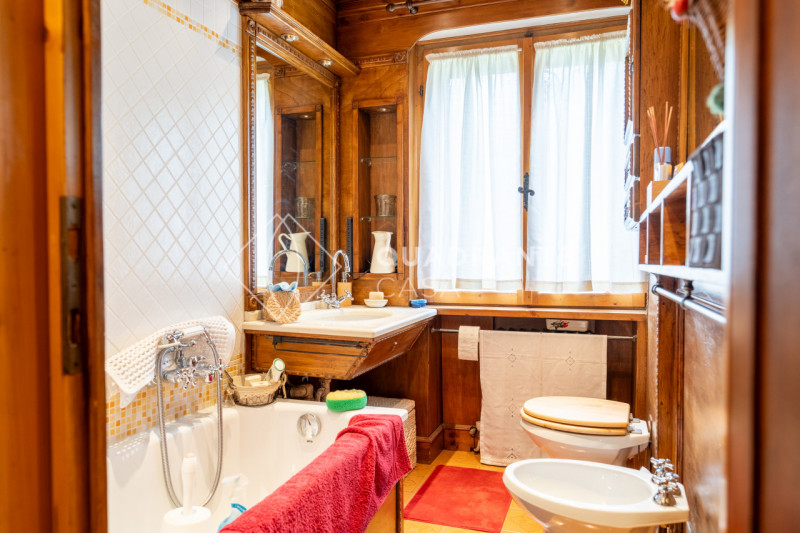 Scopri questo incantevole appartamento quadrilocale situato nel prestigioso Comune di Cortina d'A...