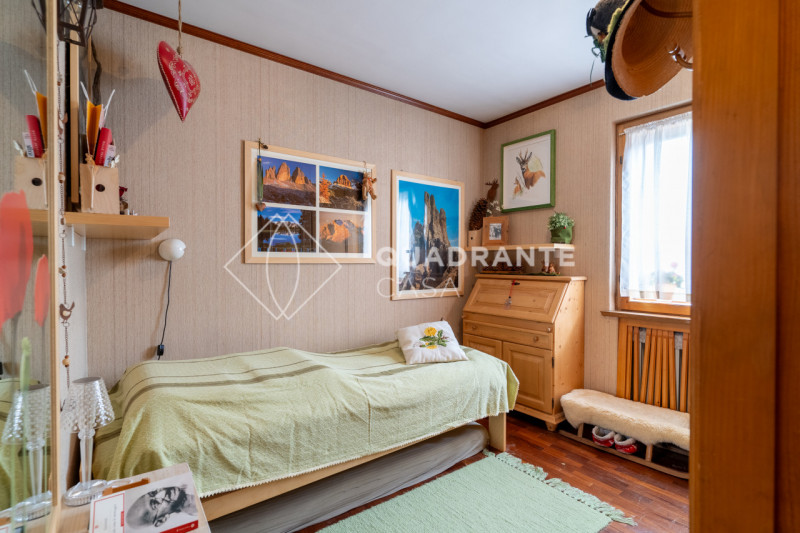 Scopri questo incantevole appartamento quadrilocale situato nel prestigioso Comune di Cortina d'A...