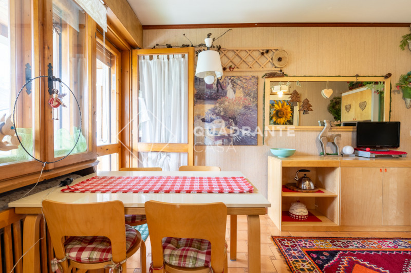 Scopri questo incantevole appartamento quadrilocale situato nel prestigioso Comune di Cortina d'A...