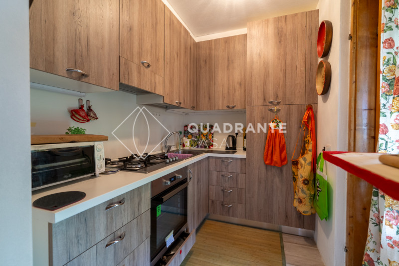 Scopri questo incantevole appartamento quadrilocale situato nel prestigioso Comune di Cortina d'A...