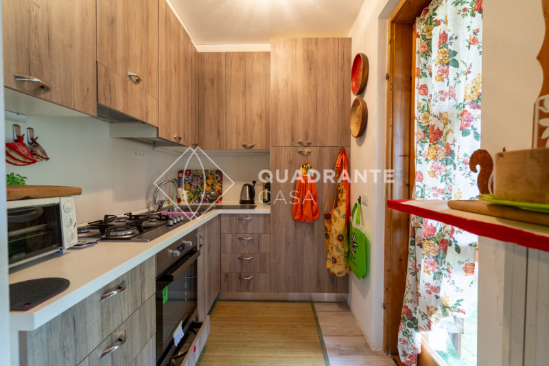 Scopri questo incantevole appartamento quadrilocale situato nel prestigioso Comune di Cortina d'A...