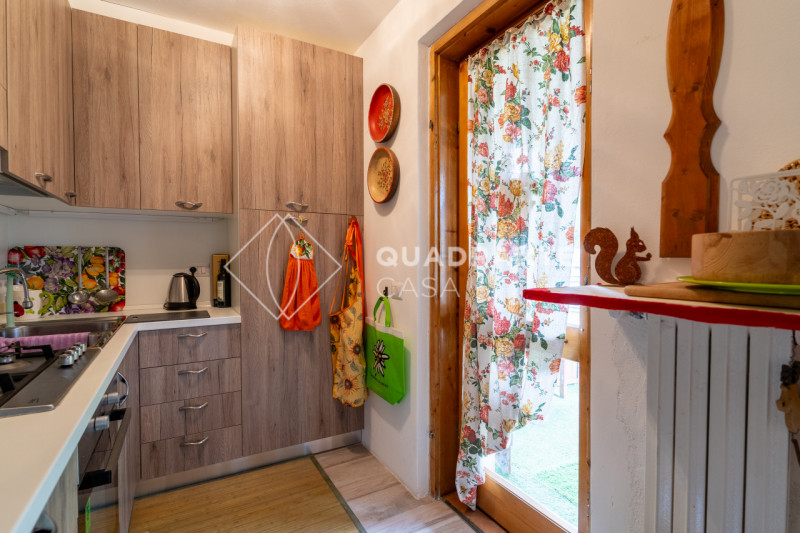 Scopri questo incantevole appartamento quadrilocale situato nel prestigioso Comune di Cortina d'A...