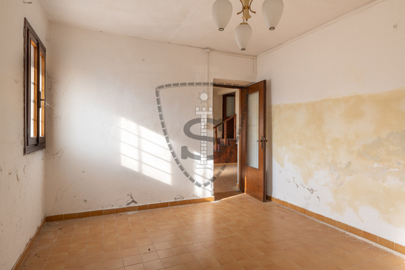 Proponiamo in vendita al confine con Marostica una casa a schiera, porzione centrale, che si svil...