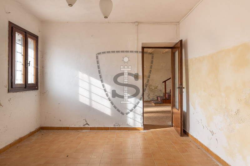 Proponiamo in vendita al confine con Marostica una casa a schiera, porzione centrale, che si svil...