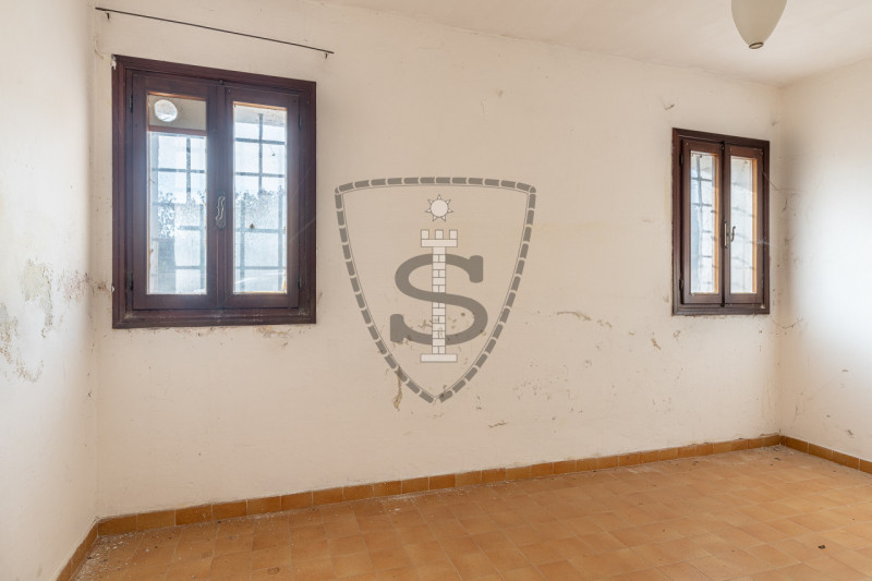 Proponiamo in vendita al confine con Marostica una casa a schiera, porzione centrale, che si svil...