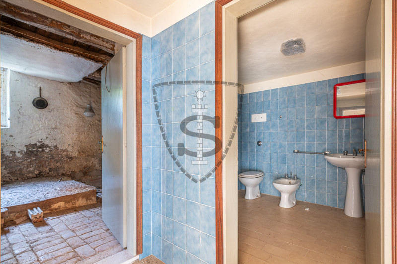 Proponiamo in vendita al confine con Marostica una casa a schiera, porzione centrale, che si svil...