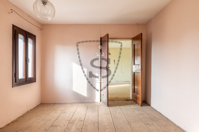 Proponiamo in vendita al confine con Marostica una casa a schiera, porzione centrale, che si svil...