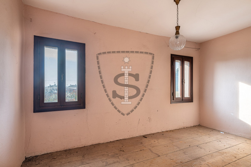 Proponiamo in vendita al confine con Marostica una casa a schiera, porzione centrale, che si svil...