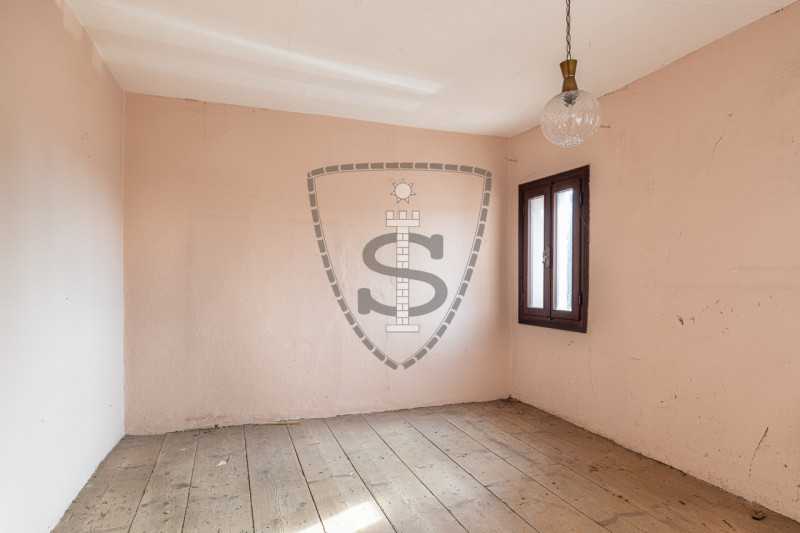 Proponiamo in vendita al confine con Marostica una casa a schiera, porzione centrale, che si svil...