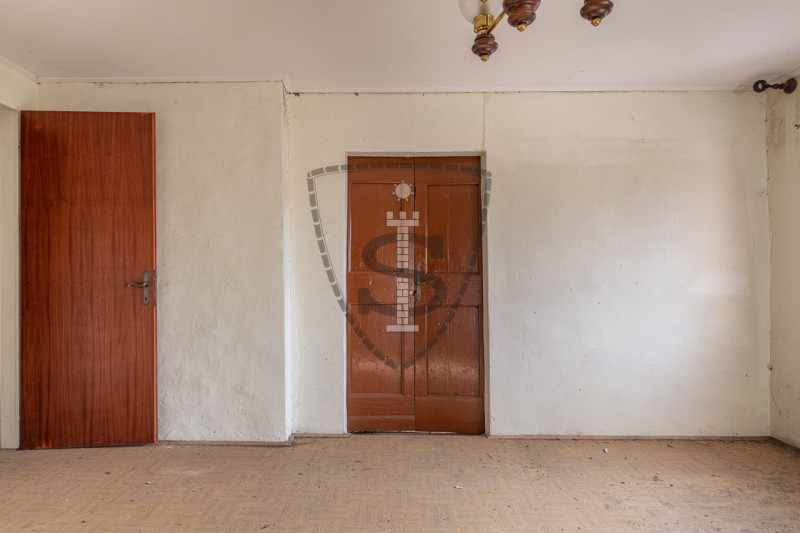 Proponiamo in vendita al confine con Marostica una casa a schiera, porzione centrale, che si svil...