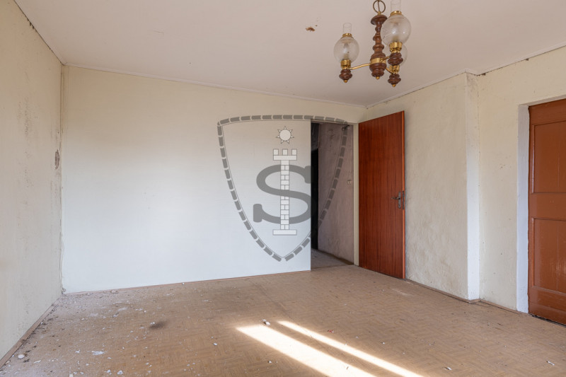 Proponiamo in vendita al confine con Marostica una casa a schiera, porzione centrale, che si svil...