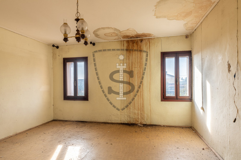 Proponiamo in vendita al confine con Marostica una casa a schiera, porzione centrale, che si svil...