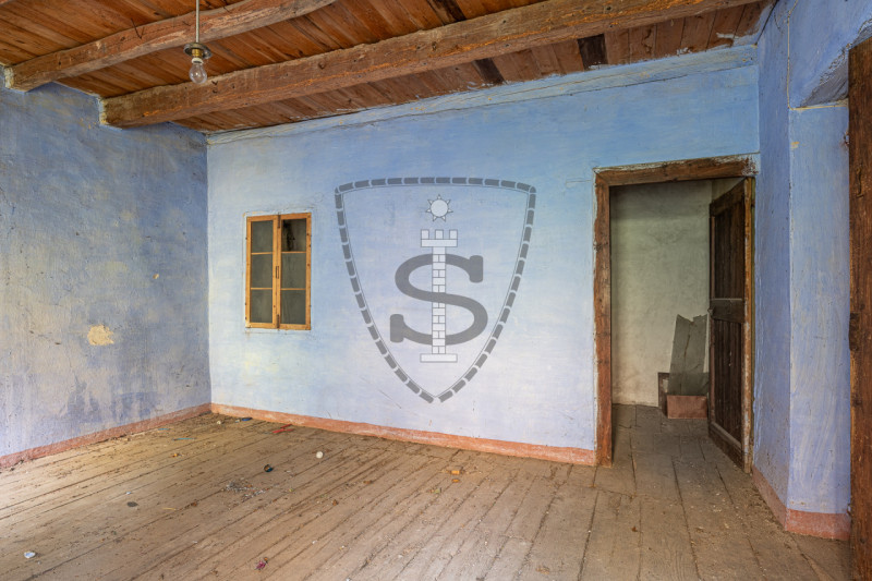 Proponiamo in vendita al confine con Marostica una casa a schiera, porzione centrale, che si svil...