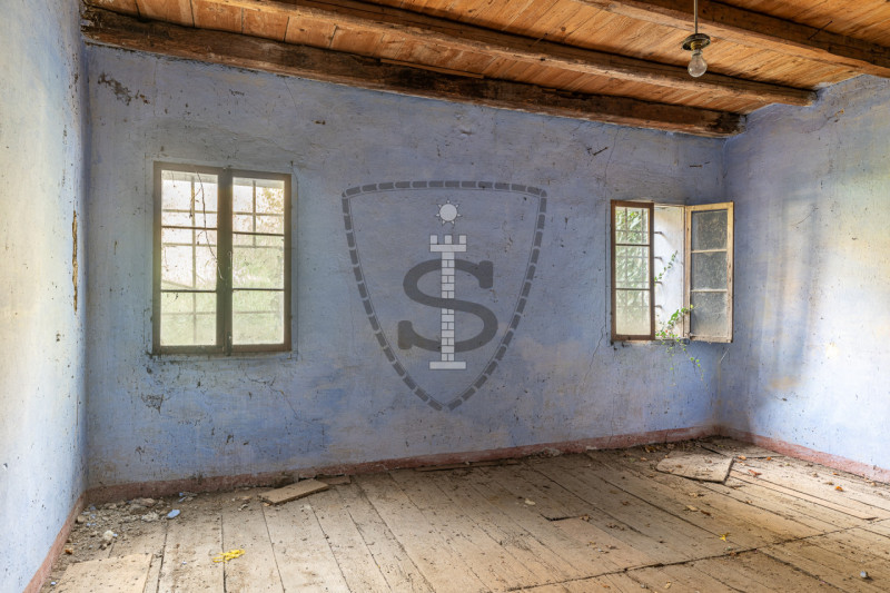 Proponiamo in vendita al confine con Marostica una casa a schiera, porzione centrale, che si svil...