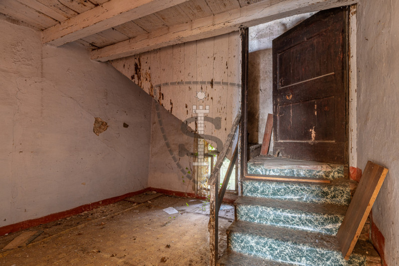 Proponiamo in vendita al confine con Marostica una casa a schiera, porzione centrale, che si svil...