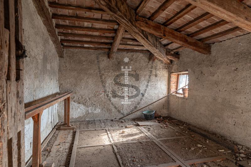 Proponiamo in vendita al confine con Marostica una casa a schiera, porzione centrale, che si svil...