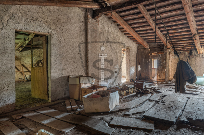 Proponiamo in vendita al confine con Marostica una casa a schiera, porzione centrale, che si svil...