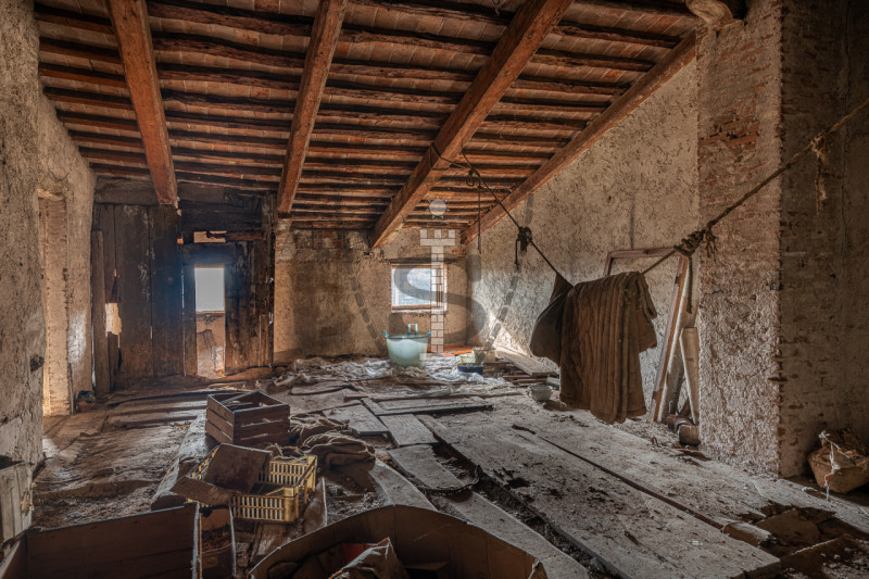 Proponiamo in vendita al confine con Marostica una casa a schiera, porzione centrale, che si svil...