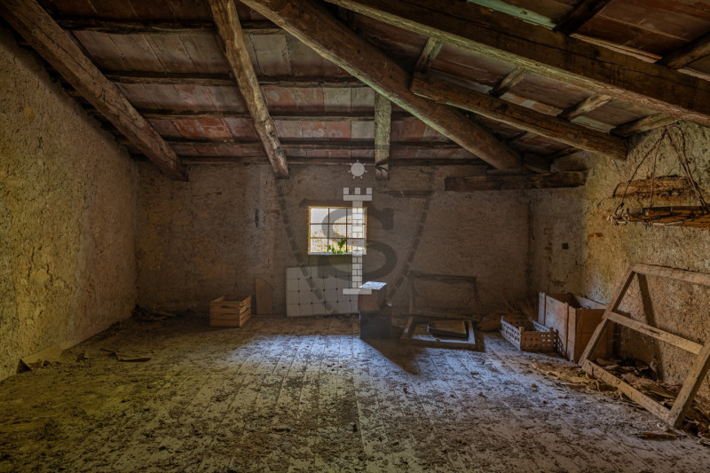 Proponiamo in vendita al confine con Marostica una casa a schiera, porzione centrale, che si svil...