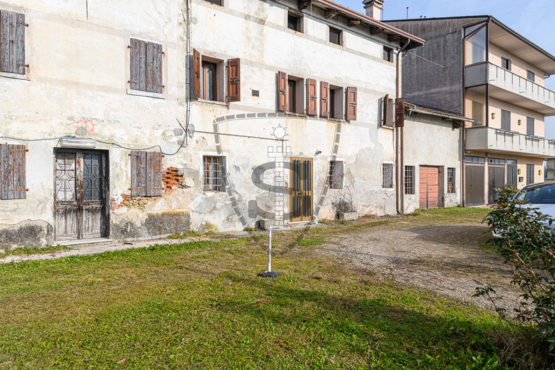 Proponiamo in vendita al confine con Marostica una casa a schiera, porzione centrale, che si svil...