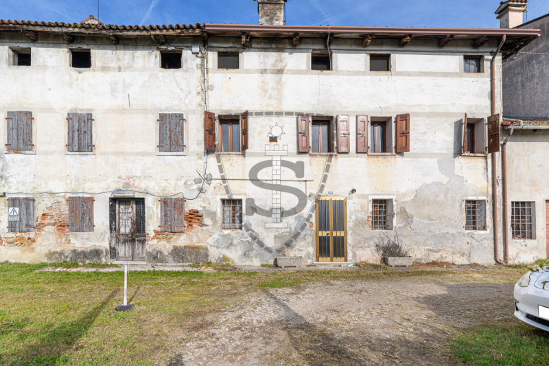 Proponiamo in vendita al confine con Marostica una casa a schiera, porzione centrale, che si svil...