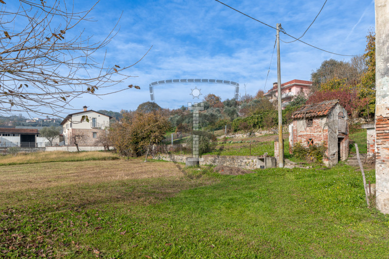Proponiamo in vendita al confine con Marostica una casa a schiera, porzione centrale, che si svil...