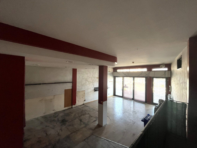 Mestrino in posizione centralissima, proponiamo in vendita, uno spazio commerciale accogliente e ...
