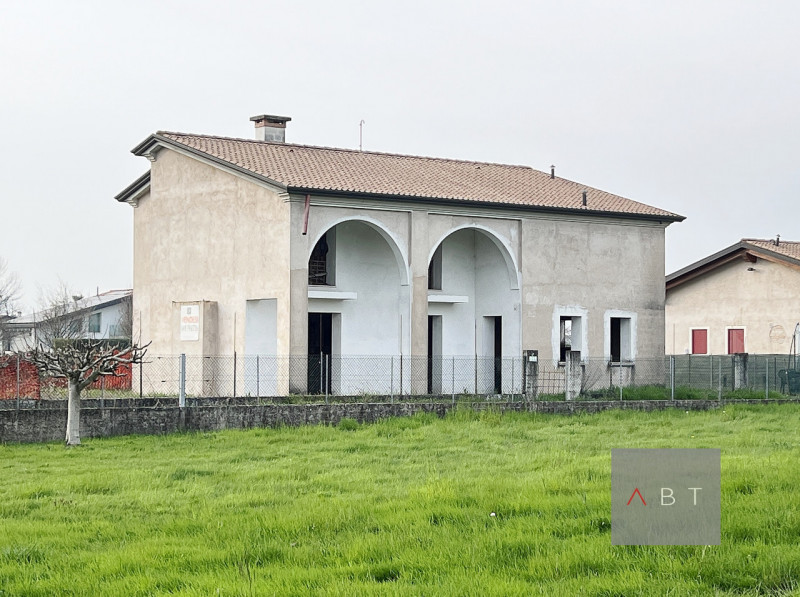 Situata nella frazione di Onara, casa singola allo stato grezzo e composta di: ingresso, cucina, ...