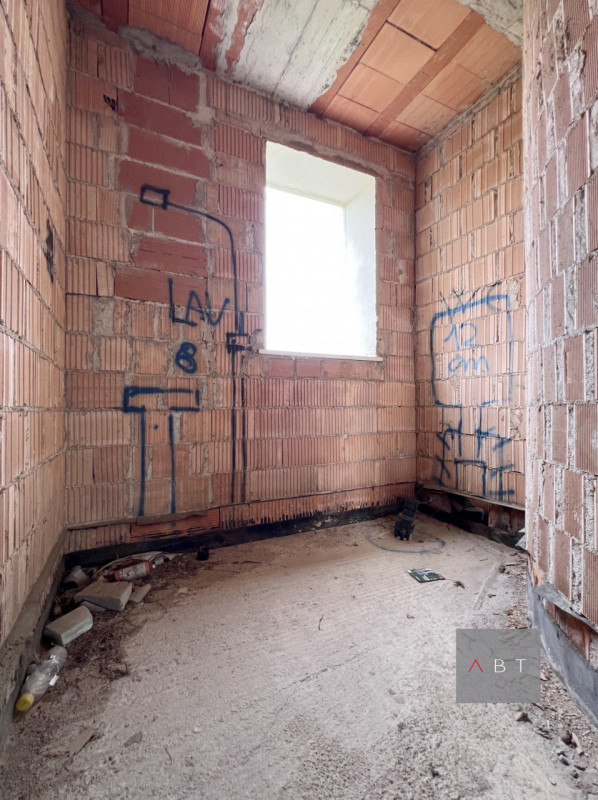 Situata nella frazione di Onara, casa singola allo stato grezzo e composta di: ingresso, cucina, ...