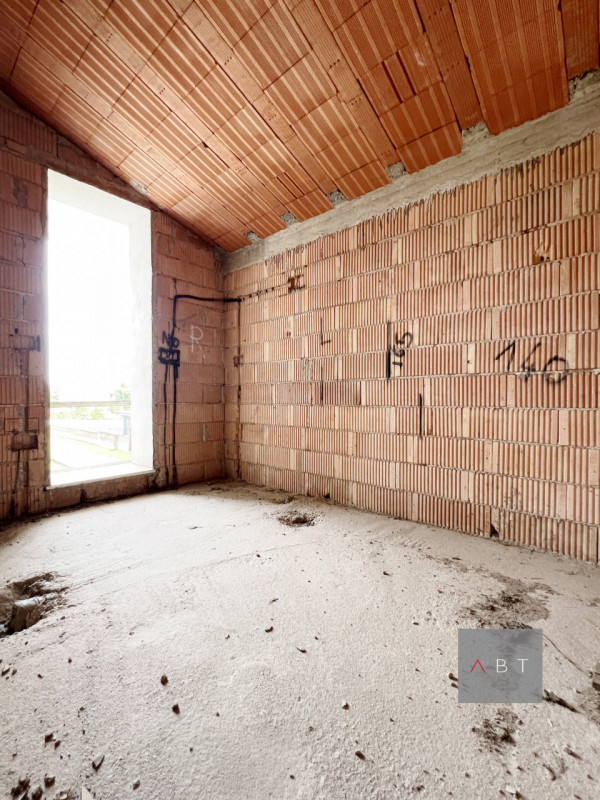 Situata nella frazione di Onara, casa singola allo stato grezzo e composta di: ingresso, cucina, ...